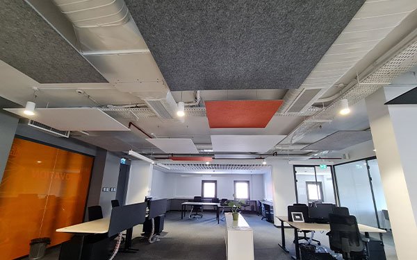 cure-yapı-akustik-keçe-tavan-paneli-kaplama-uygulama